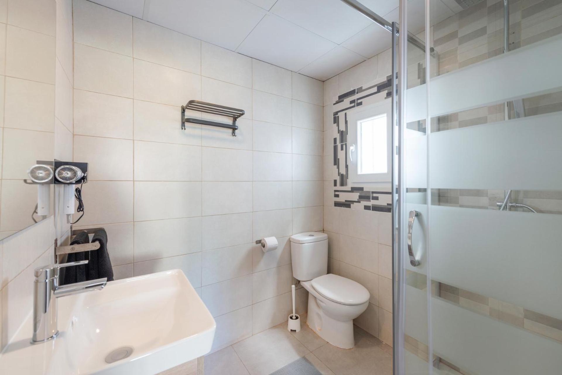 Beetroot, Jedes Zimmer Verfuegt Ueber Smart Tv , Eigenes Bad Mit Regendusche Und Balkon Llucmajor  Luaran gambar