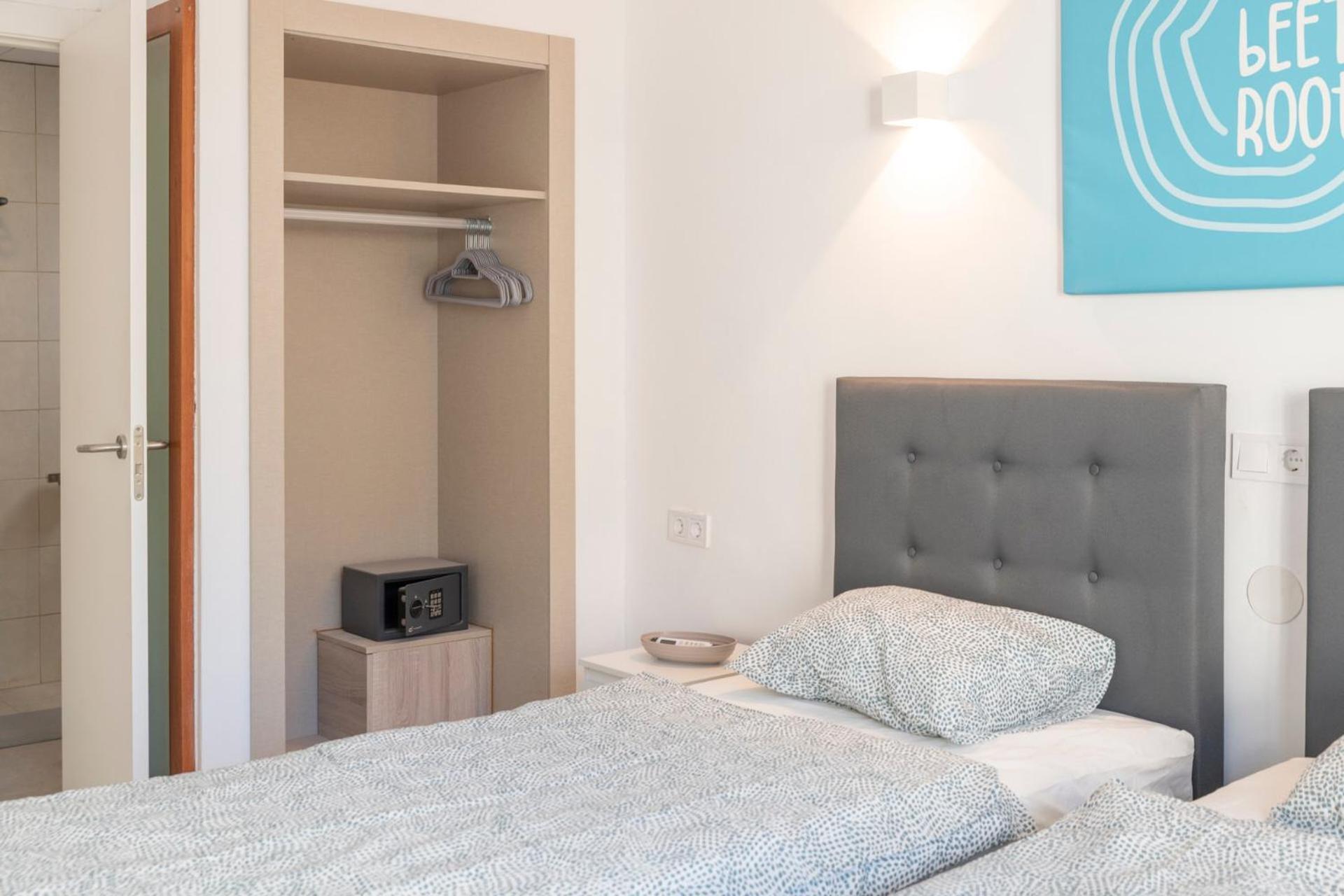 Beetroot, Jedes Zimmer Verfuegt Ueber Smart Tv , Eigenes Bad Mit Regendusche Und Balkon Llucmajor  Luaran gambar