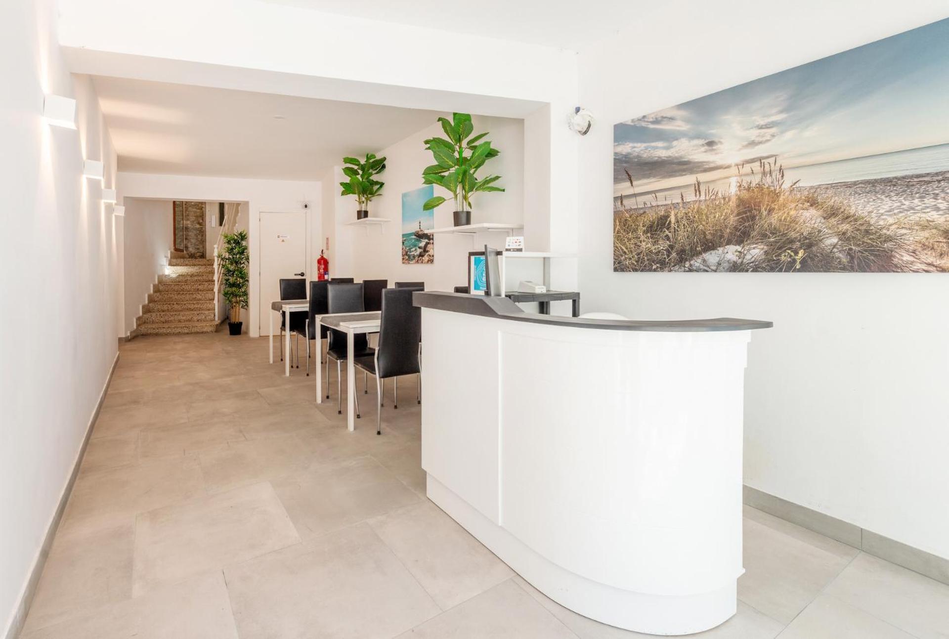 Beetroot, Jedes Zimmer Verfuegt Ueber Smart Tv , Eigenes Bad Mit Regendusche Und Balkon Llucmajor  Luaran gambar
