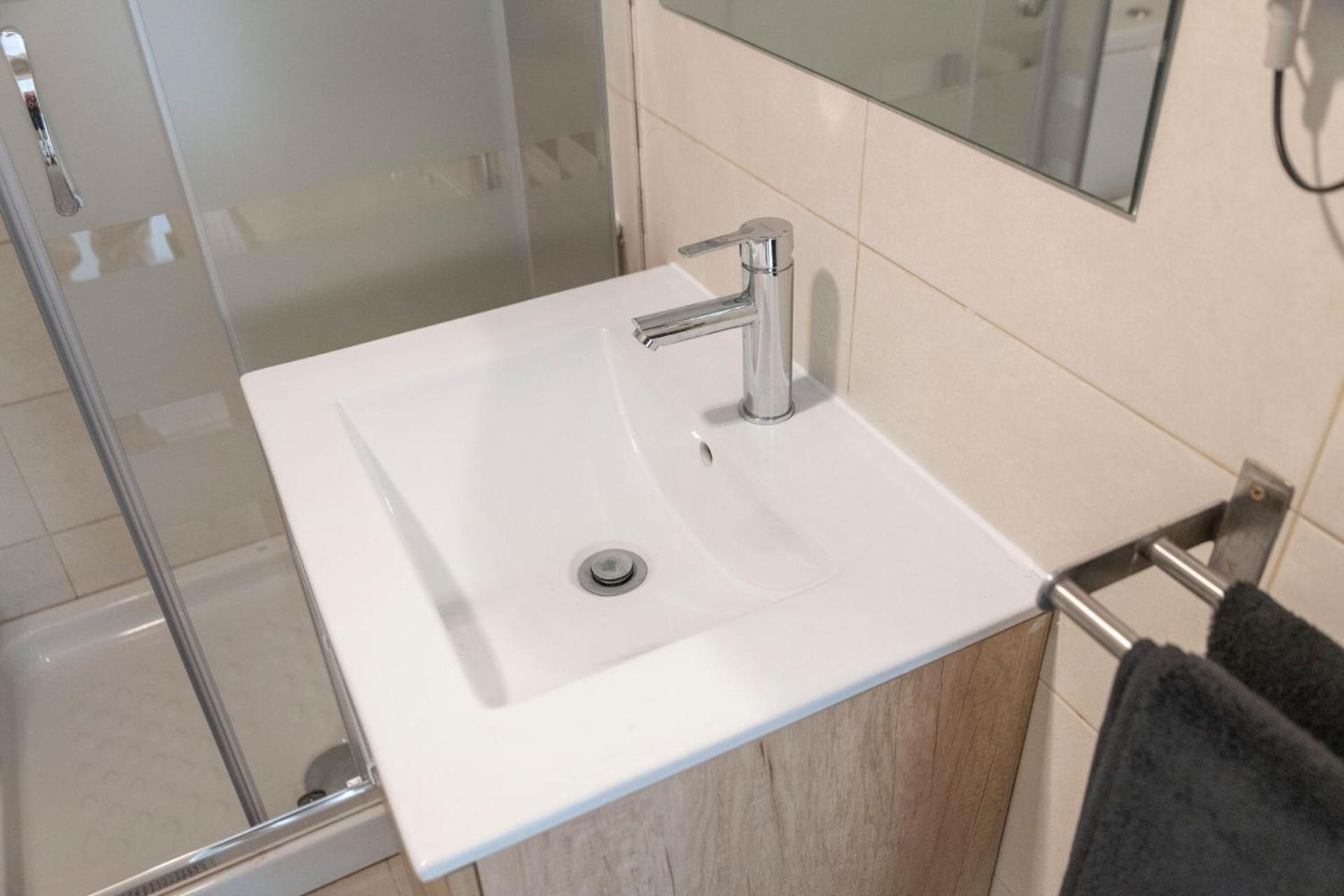 Beetroot, Jedes Zimmer Verfuegt Ueber Smart Tv , Eigenes Bad Mit Regendusche Und Balkon Llucmajor  Luaran gambar