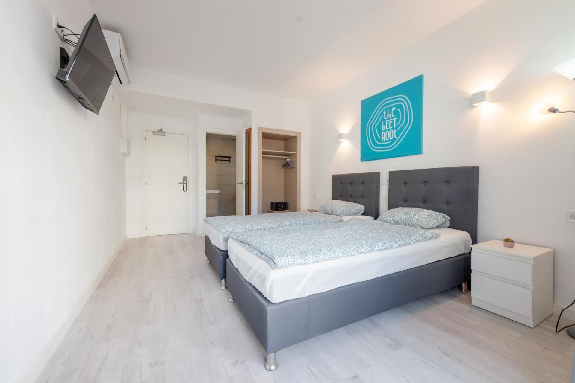 Beetroot, Jedes Zimmer Verfuegt Ueber Smart Tv , Eigenes Bad Mit Regendusche Und Balkon Llucmajor  Luaran gambar