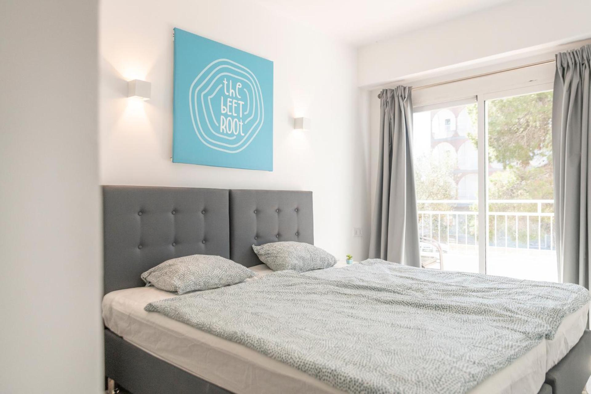 Beetroot, Jedes Zimmer Verfuegt Ueber Smart Tv , Eigenes Bad Mit Regendusche Und Balkon Llucmajor  Luaran gambar