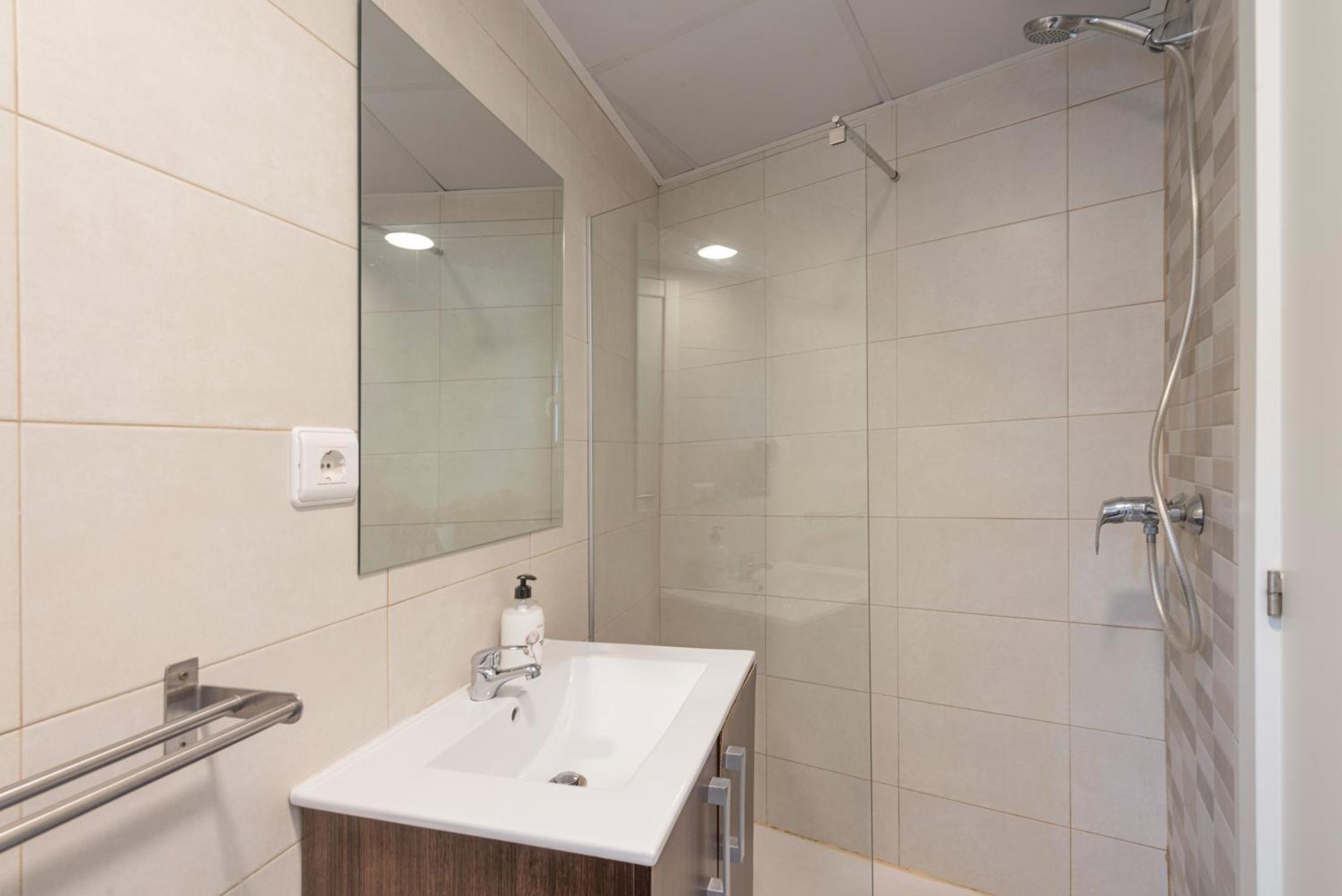 Beetroot, Jedes Zimmer Verfuegt Ueber Smart Tv , Eigenes Bad Mit Regendusche Und Balkon Llucmajor  Luaran gambar